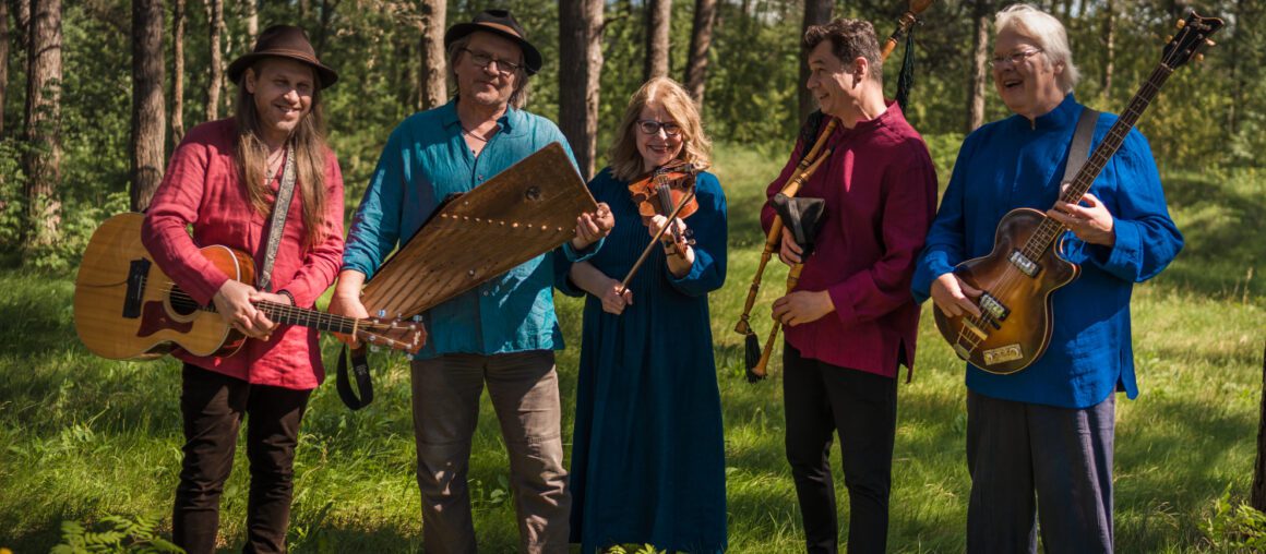 Sēlijas Tūrisma tirgū muzicēs postfolkloras grupa “Iļģi”