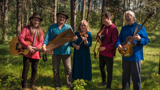 Sēlijas Tūrisma tirgū muzicēs postfolkloras grupa “Iļģi”