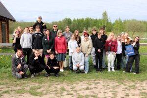 Jauniešino Daudzeses un Demenes nostājušies kopīgā bildē